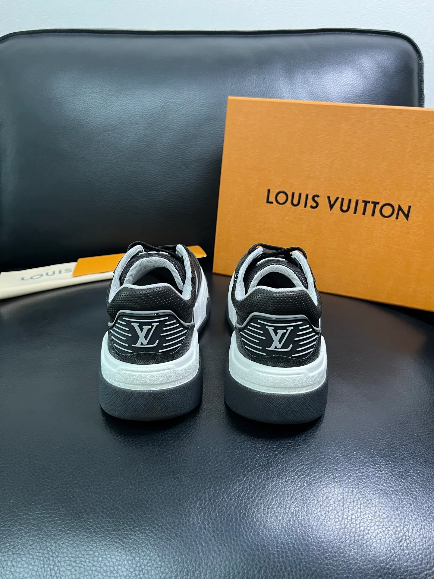 Men's shoes 💰900 Lv top purchase Louis Vuitton, counter synchronization, uppers imported from Italy cowhide, imported mesh padding soft and comfortable, soles: original soles specially provided by the original factory, T men's shoes 💰U exclusive movable molded soles super comfortable, original factory and single goods, high quality, welcome to compare, code number 38-44 (customized 45) 85883